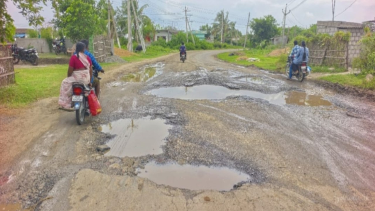 తిరువూరు–మధిర రహదారి గోతులమయం.. ప్రయాణికుల అవస్థలు
