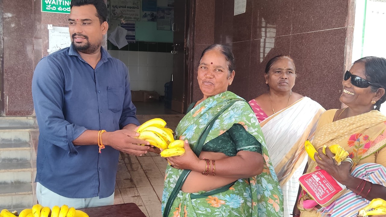 నార్కట్‌పల్లి మండలంలోని ఆదరణ ఆశ్రమంలో  కొలను ఆనంద రెడ్డి  జన్మదిన వేడుకలు   