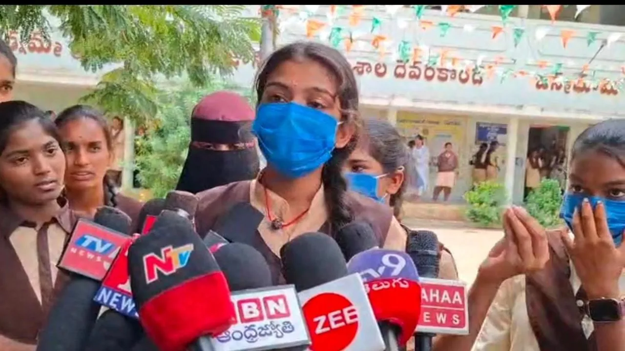 లెక్చరర్‌పై లైంగిక వేధింపుల ఆరోపణలు :  కళాశాల ఎదుట ఆందోళన