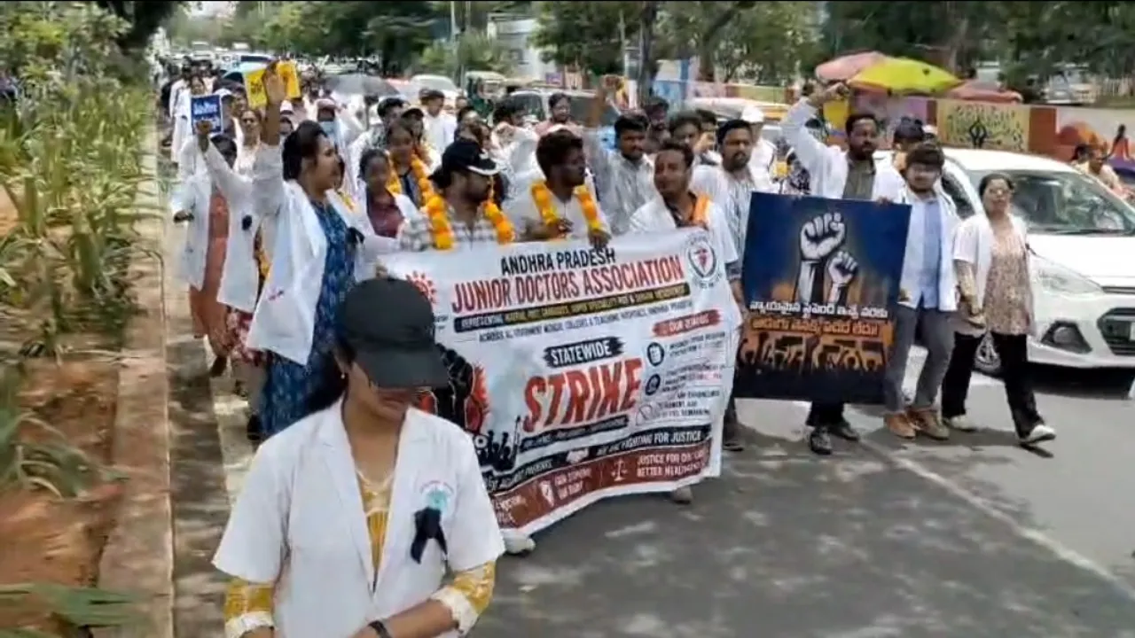జీతాలు పెంచాలంటూ జూనియర్‌ డాక్టర్ల భారీ నిరసన ర్యాలీ