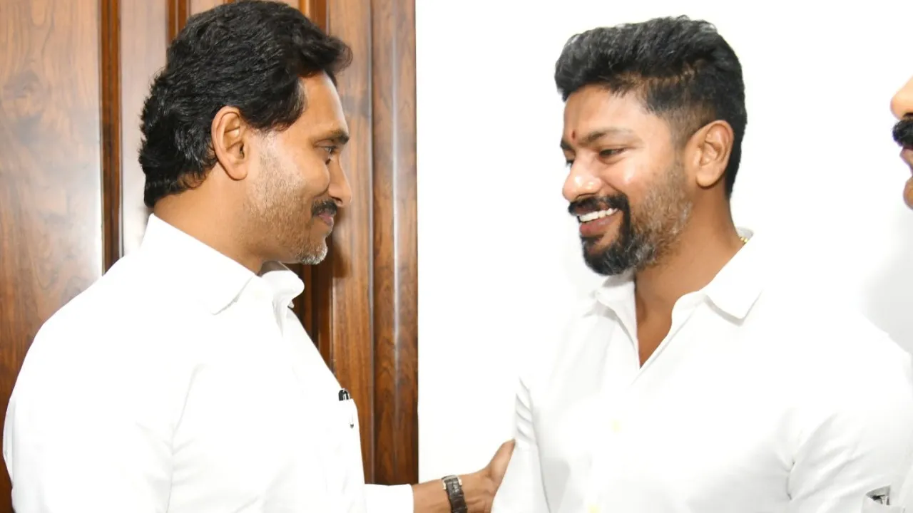 జగన్‌ను కలిసిన అమలాపురం కో-ఆర్డినేటర్ పినిపే శ్రీకాంత్