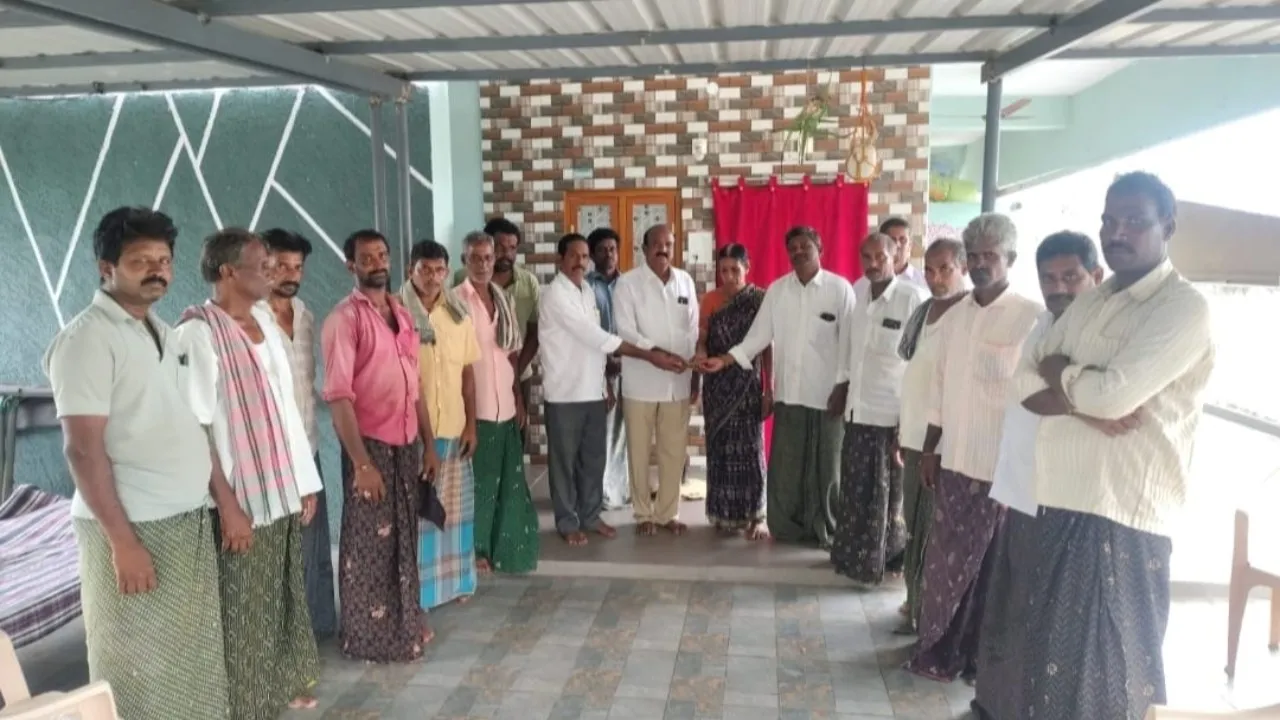 పోలవరం సొసైటీ బ్యాంక్ ఖాతాదారుడి కుటుంబానికి ఆర్థిక సాయం
