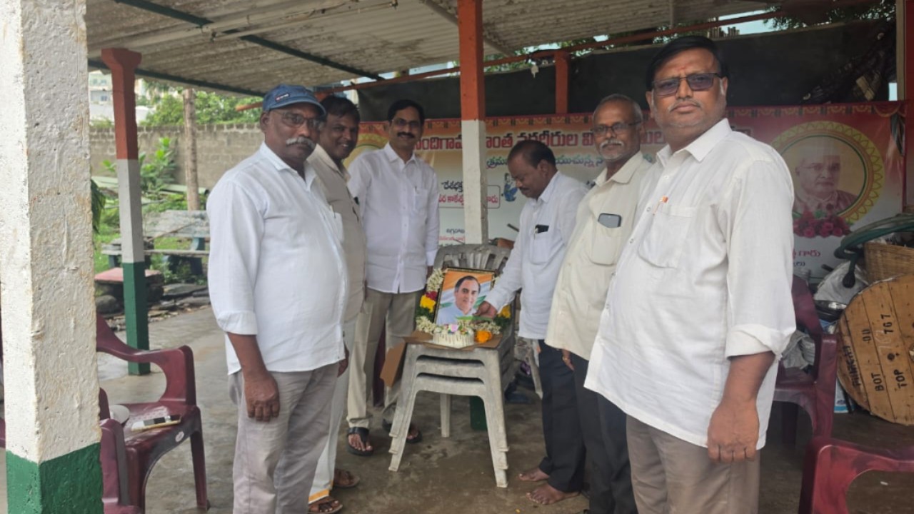 రాజీవ్ గాంధీ జయంతి వేడుకలు.. ఘన నివాళులర్పించిన కాంగ్రెస్ నేతలు