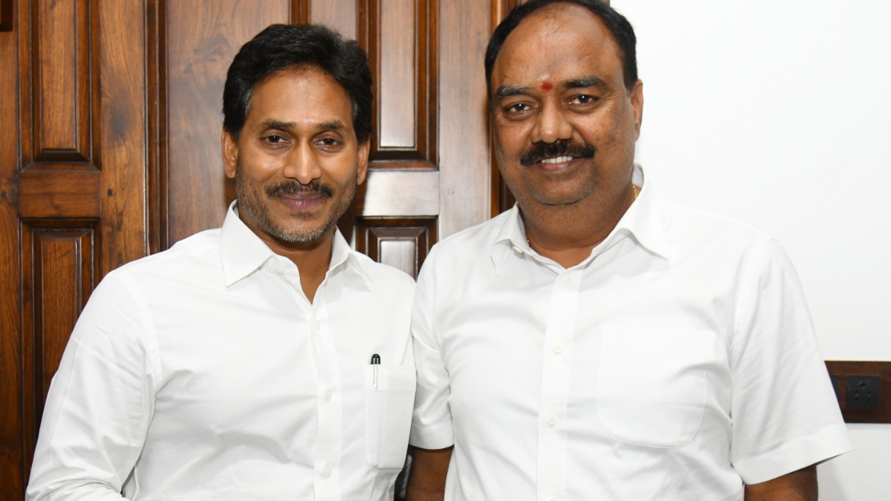 వైయస్ జగన్ ను మర్యాదపూర్వకంగా కలిసిన  విజయనంద రెడ్డి 