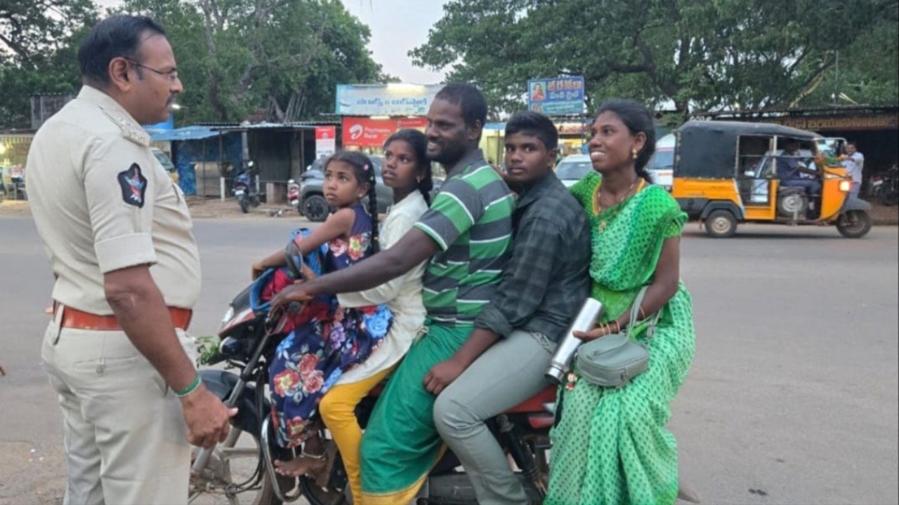 ఐదుగురితో ద్విచక్ర వాహన ప్రయాణం.. ఎస్సై కౌన్సిలింగ్