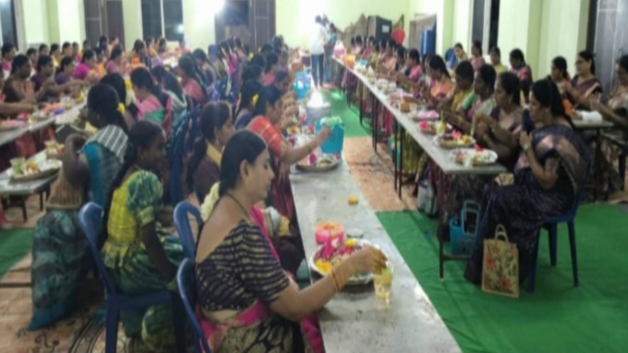 మధిరలో ఘనంగా సామూహిక కుంకుమార్చన.. 