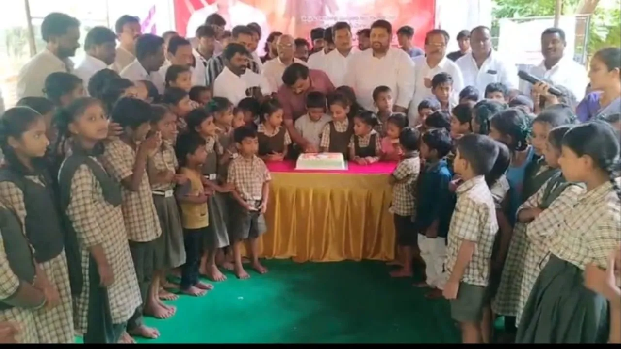 తిరువూరు శాంతినగర్‌లో మెగాస్టార్ చిరంజీవి జన్మదిన వేడుకలు ఘనంగా.. విద్యార్థులకు పుస్తకాలు, పెన్నుల పంపిణీ