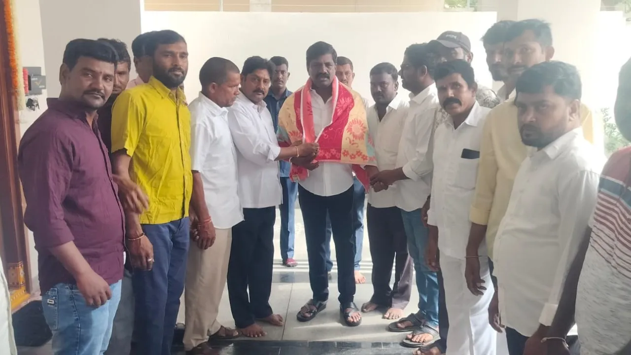 ఎం జి  యూత్ కమిటీకి ఎమ్మెల్యే వేముల వీరేశం భరోసా