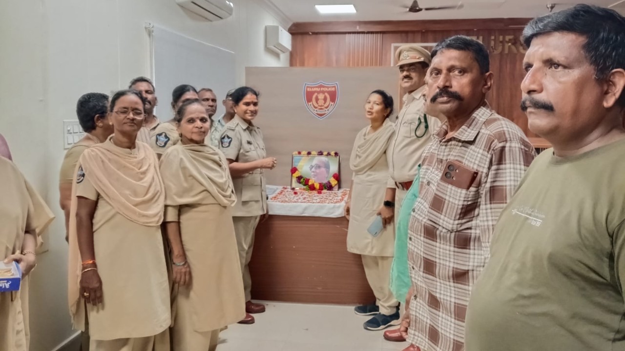 ఏలూరు: పోలీస్ ప్రధాన కార్యాలయంలో ఘనంగా ఆంధ్రకేసరి టంగుటూరి ప్రకాశం పంతులు జయంతి వేడుకలు