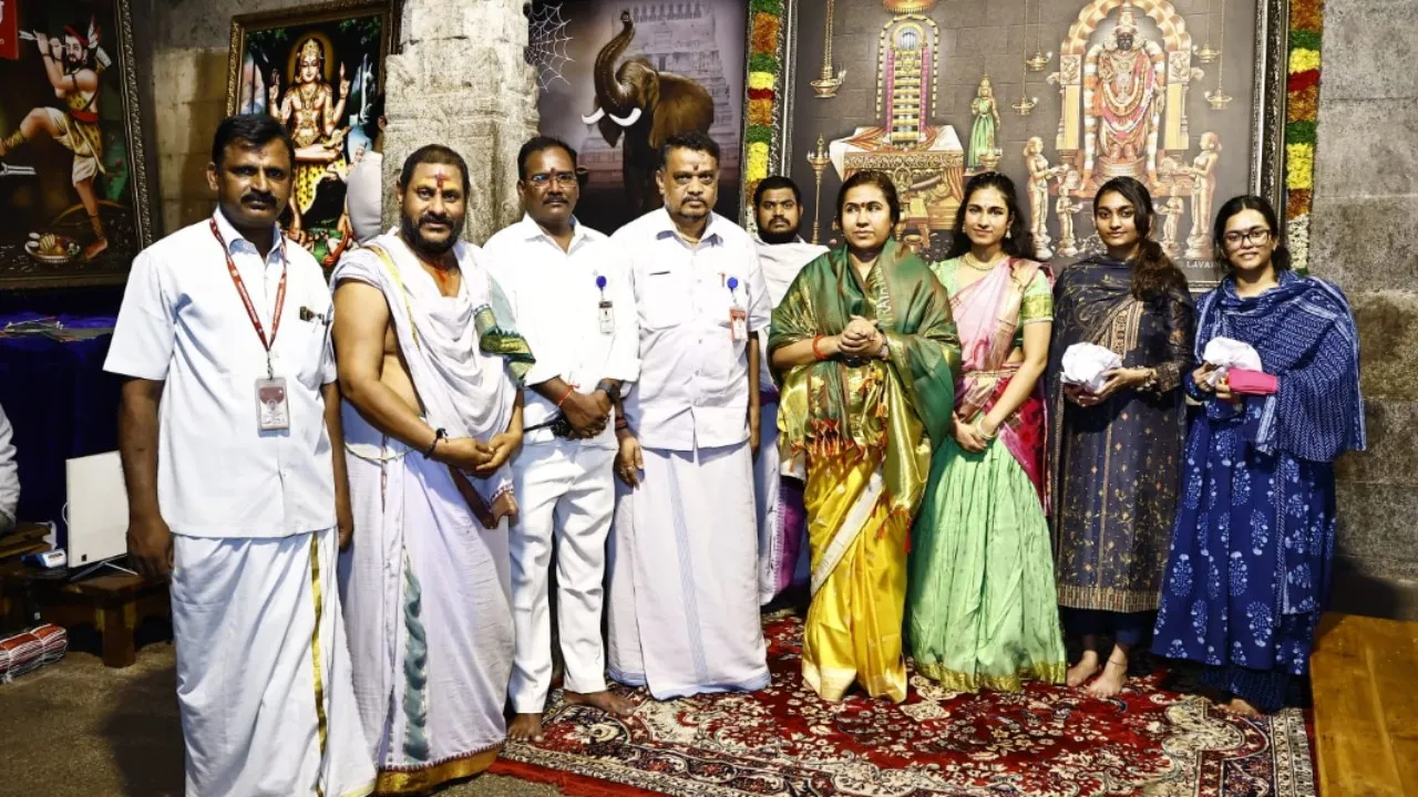 శ్రీకాళహస్తి: శ్రీకాళహస్తీశ్వర స్వామివారిని దర్శించుకున్న మహారాష్ట్ర మంత్రి