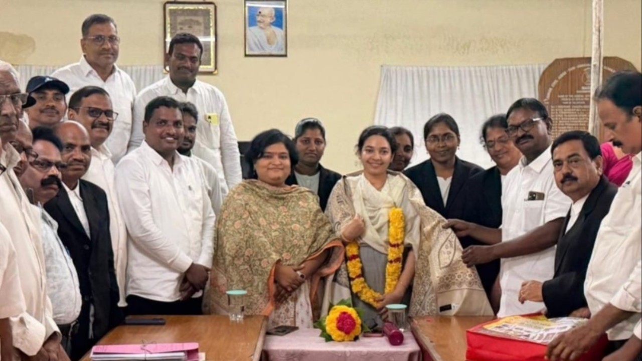 మధిరలో జూనియర్ సివిల్ జడ్జికి ఘన వీడ్కోలు.. పదోన్నతిపై గద్వాలకు బదిలీ