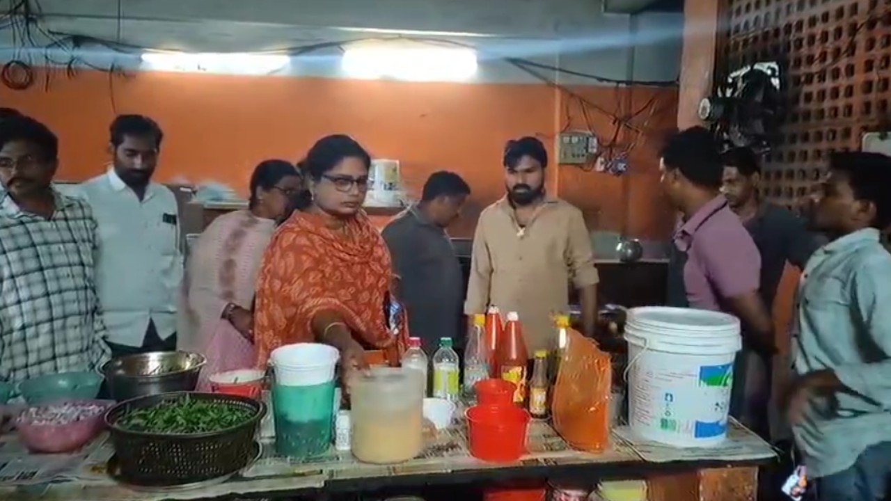 తిరువూరులో ఆహార విక్రయ కేంద్రాలపై మున్సిపల్ అధికారుల ఆకస్మిక తనిఖీలు