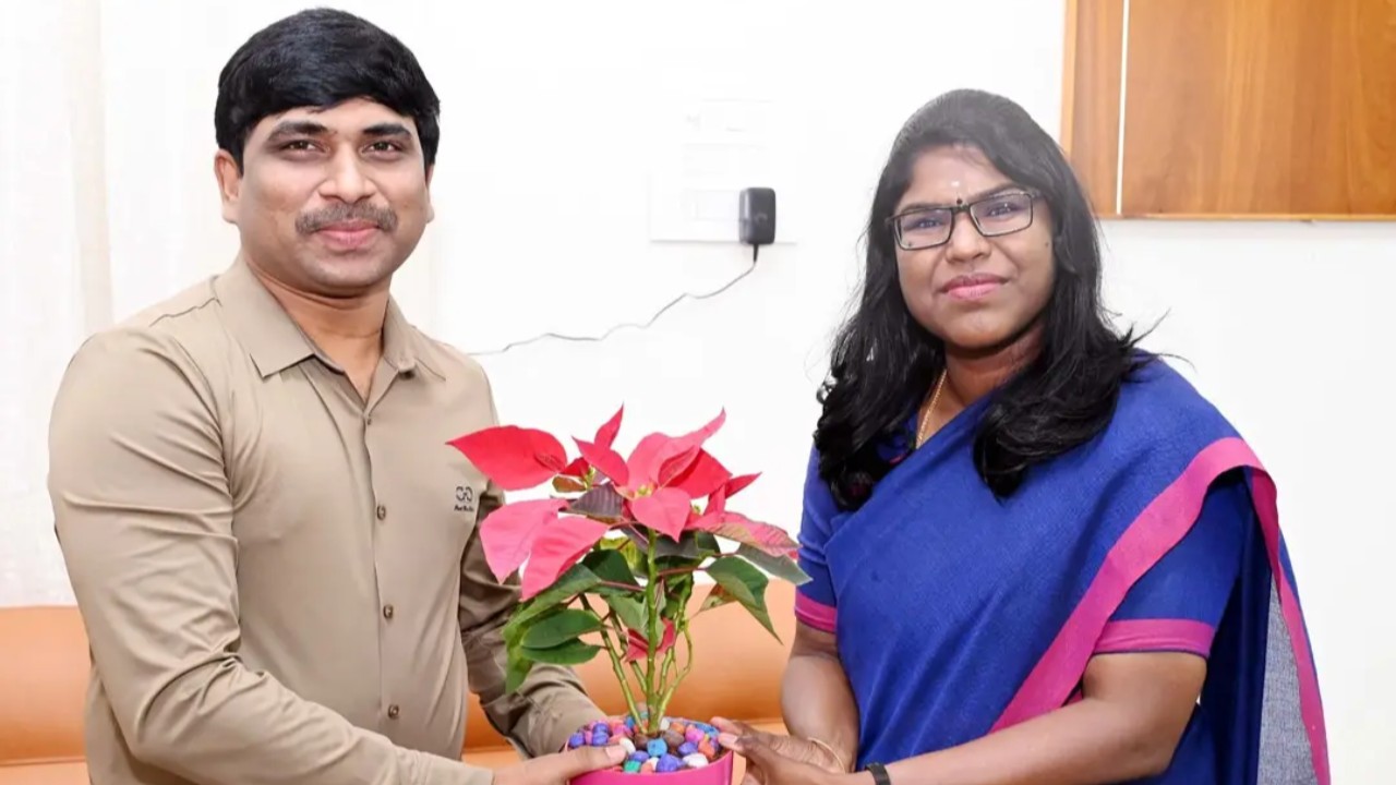 జిల్లా ఓటర్ల జాబితా పరిశీలకులకు ఘన స్వాగతం.. మర్యాదపూర్వకంగా కలిసిన కలెక్టర్ కె. వెట్రిసెల్వి