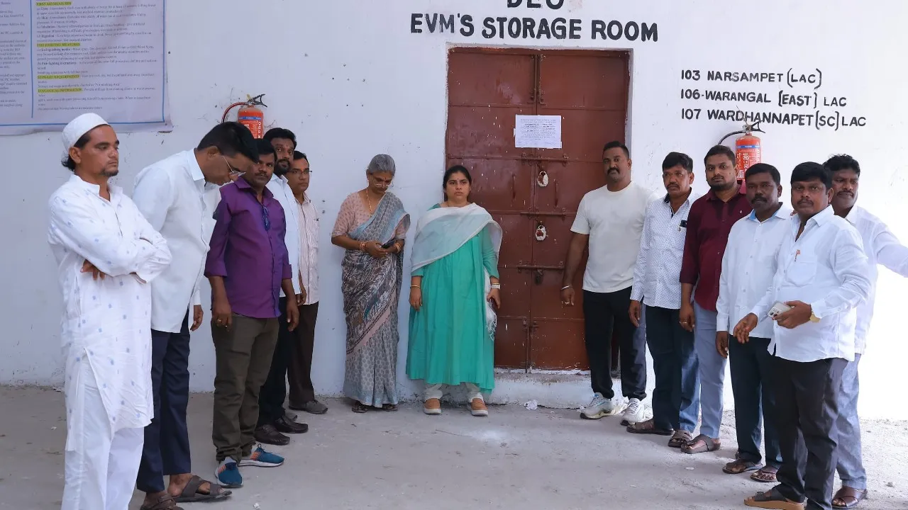 ఎనుమాముల ఈవీఎం గోదాంలో వరంగల్ కలెక్టర్ తనిఖీలు