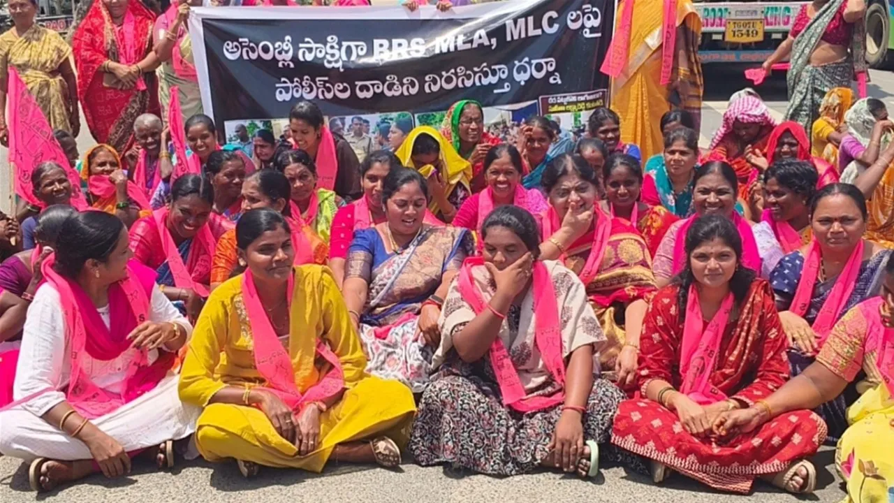 తొర్రూరు మండలంలో బీఆర్‌ఎస్‌ మహిళల ధర్నా