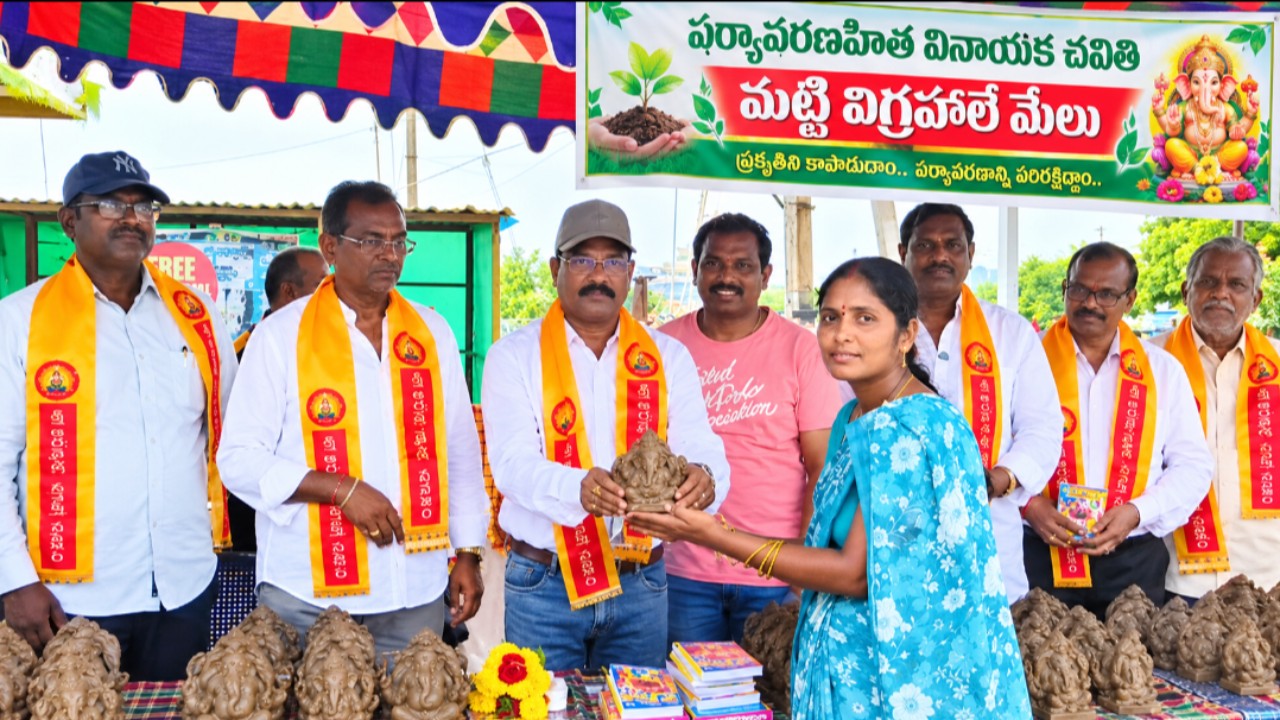 మట్టి వినాయక విగ్రహాలే మేలు  పర్యావరణహిత వినాయక చవితిని జరుపుకుందాం: తిరువూరు ఆర్డీఓ ఏ. కుమార్