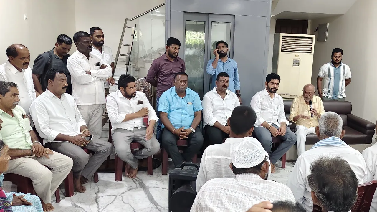 గ్రీన్‌ఫీల్డ్ హైవే కోసం భూములు కోల్పోతున్న రైతులకు ఎమ్మెల్యే భరోసా