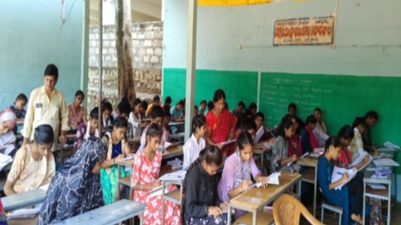 తిరువూరు లో ముగిసిన హిందీ పరీక్షలు