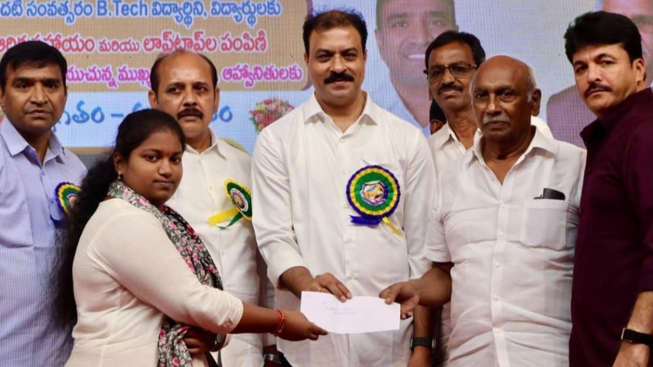 కులాలకు అతీతంగా పేద విద్యార్థులకు చేయూత