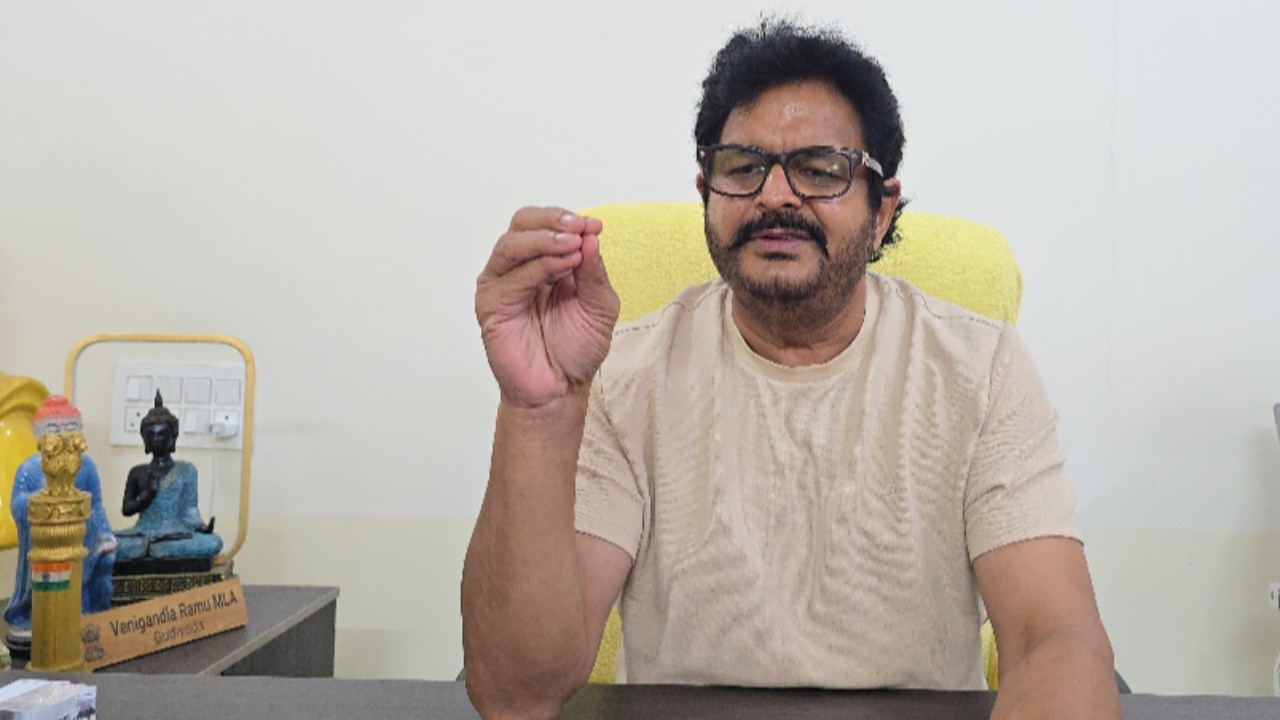 గుడివాడ మాజీ ఎమ్మెల్యే పిచ్చి ప్రేలాపనలకే పరిమితం: ఎమ్మెల్యే వెనిగండ్ల రాము