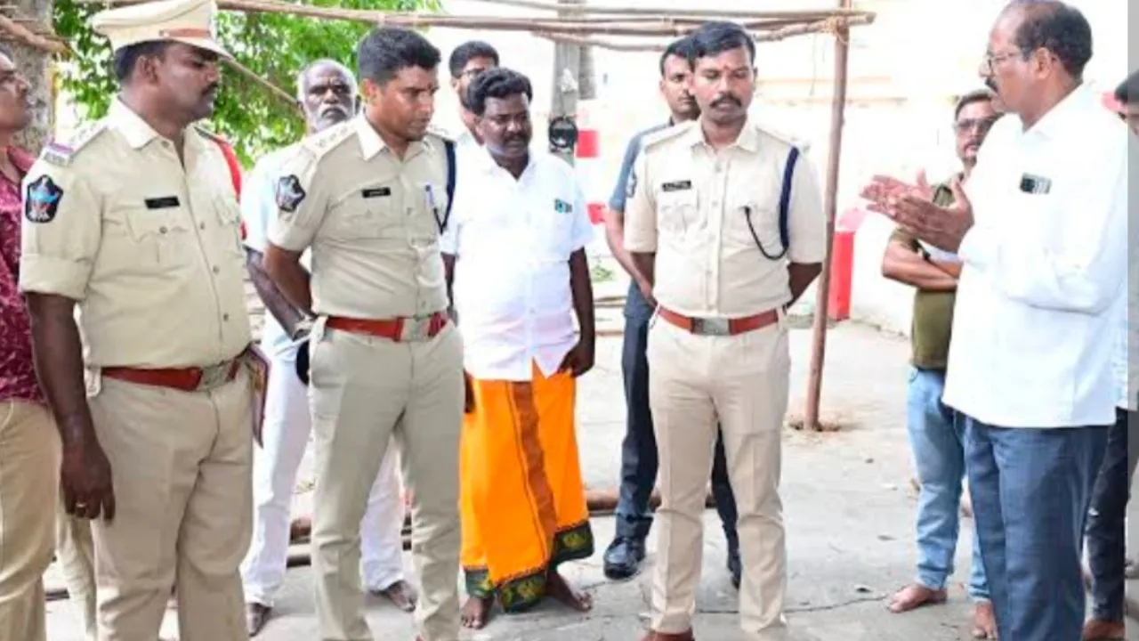 షెడ్డు నిర్మాణం అడ్డుకున్న పోలీసులు.. BJP ఆగ్రహం