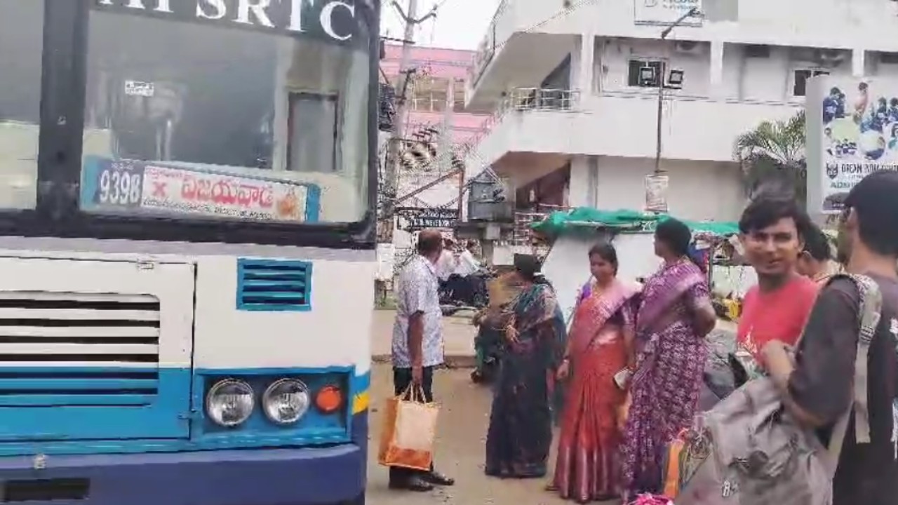 కాలం చెల్లిన బస్సులతో ప్రయాణికులకు నరకయాతన