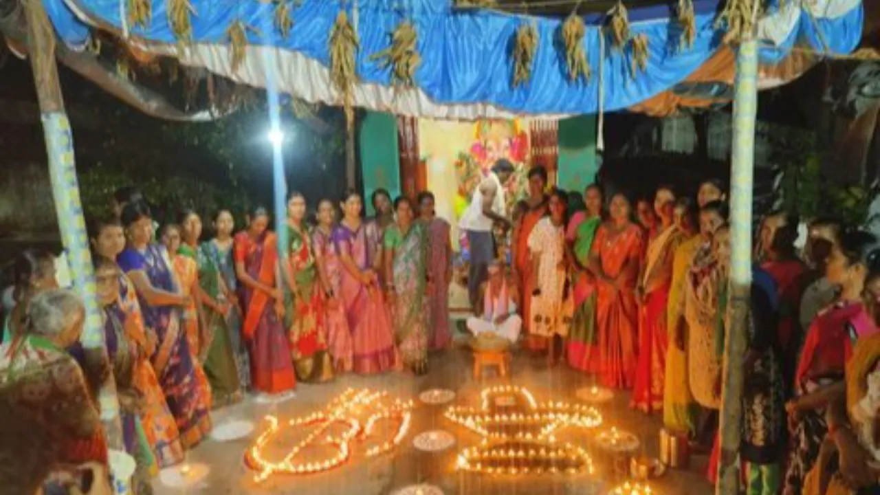 ఐక్యతను చాటిన గ్రామ ప్రజలు.. ఘనంగా సామూహిక దీపారాధన