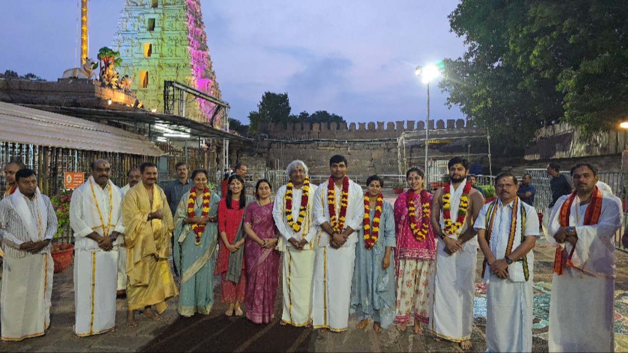 శ్రీశైలంలో భ్రమరాంబ మల్లికార్జున స్వామివారి దర్శనం