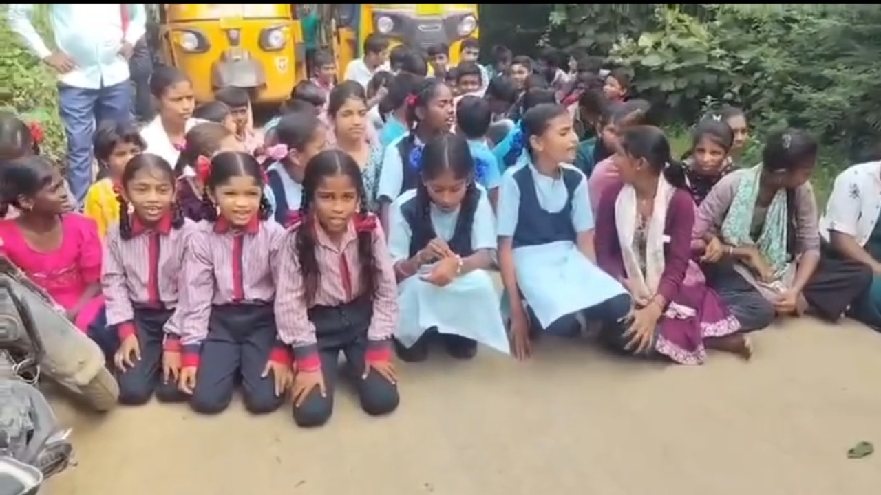గుంతలమయమైన రహదారి.. విద్యార్థుల నిరసన
