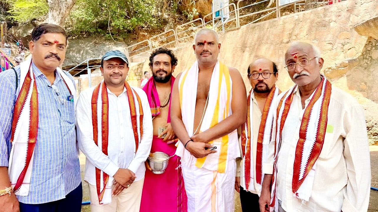 భైరవకోనలో త్రిముఖ దుర్గమ్మను దర్శించుకున్న ప్రముఖులు