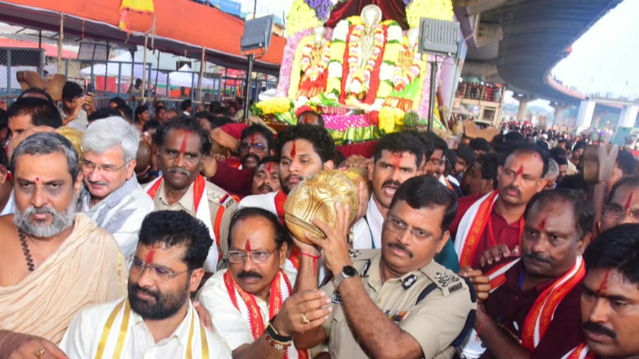 అమ్మవారి ఉత్సవమూర్తుల ఊరేగింపులో పాల్గొన్న విజయవాడ నగర పోలీస్ కమిషనర్ రాజశేఖర బాబు 