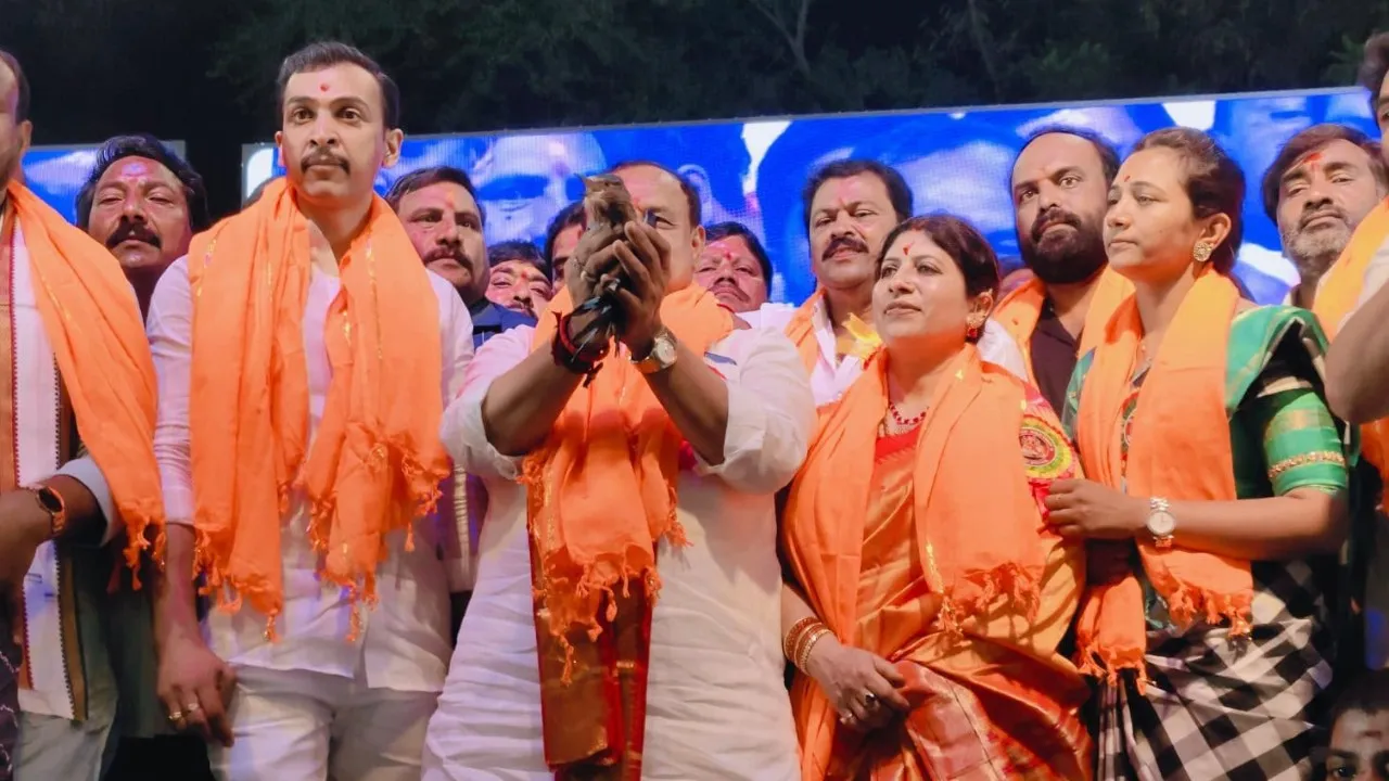 పాలపిట్టను విడుదల చేసిన మహేశ్ కుమార్ గౌడ్.. అటవీ శాఖ కేసు నమోదు