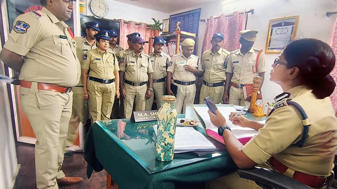 ఇంతేజార్‌గంజ్ పోలీస్ స్టేషన్‌ను ఆకస్మికంగా తనిఖీ చేసిన వరంగల్ సీపీ