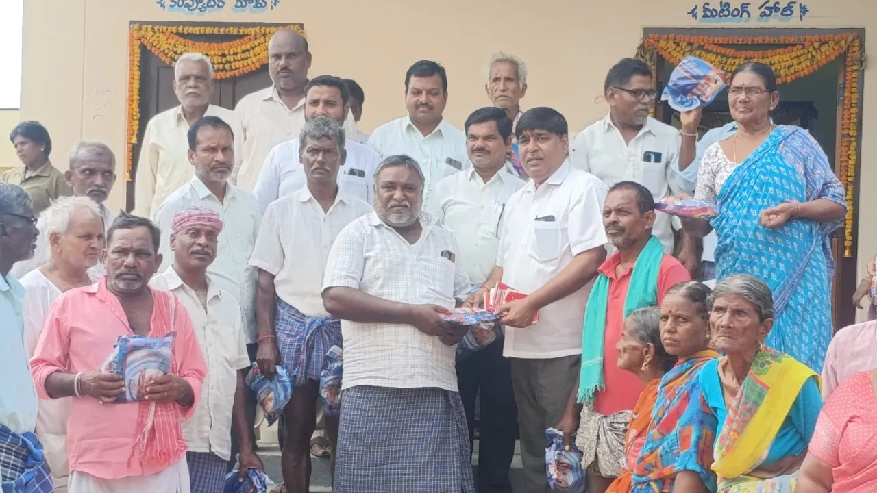 400 గ్యాస్ కనెక్షన్లదారులకు రూ.2 లక్షల విలువైన పైపుల పంపిణీ