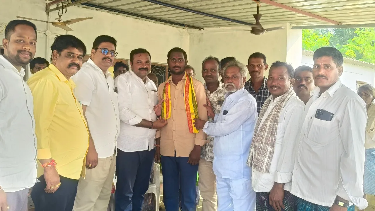 టీడీపీలో చేరిన ఇజ్జిపేట గ్రామానికి చెందిన పది కుటుంబాలు