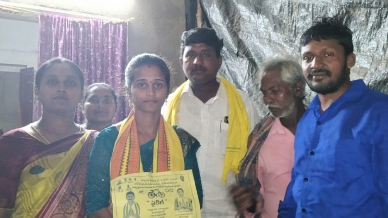 బూరుగుగూడెం అభివృద్ధే లక్ష్యం.. సైకిల్ గుర్తుకు ఓటేయండి : బూబత్తుల నాగ స్వరూప
